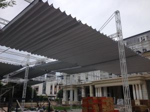 Mái xếp che sân trường